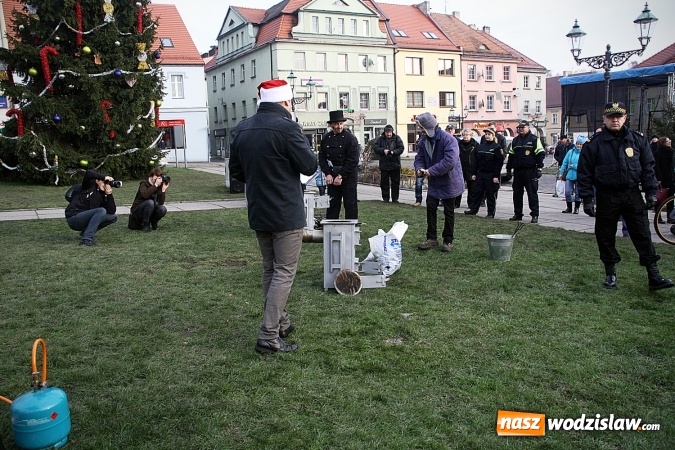 Zdjęcie w galerii na portalu naszwodzislaw.com: Niecodzienny pokaz na wodzisławskim Rynku, czyli jak palić w piecu, aby było tanio i ekologicznie wiadomości z regionu