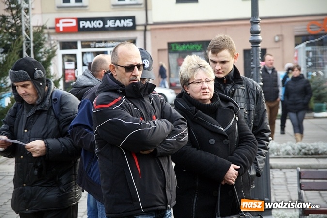 Zdjęcie w galerii na portalu naszwodzislaw.com: Niecodzienny pokaz na wodzisławskim Rynku, czyli jak palić w piecu, aby było tanio i ekologicznie wiadomości z regionu
