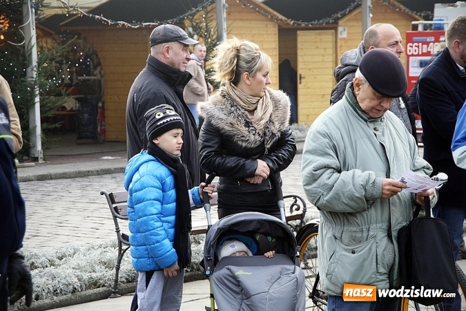 Zdjęcie w galerii na portalu naszwodzislaw.com: Niecodzienny pokaz na wodzisławskim Rynku, czyli jak palić w piecu, aby było tanio i ekologicznie wiadomości z regionu