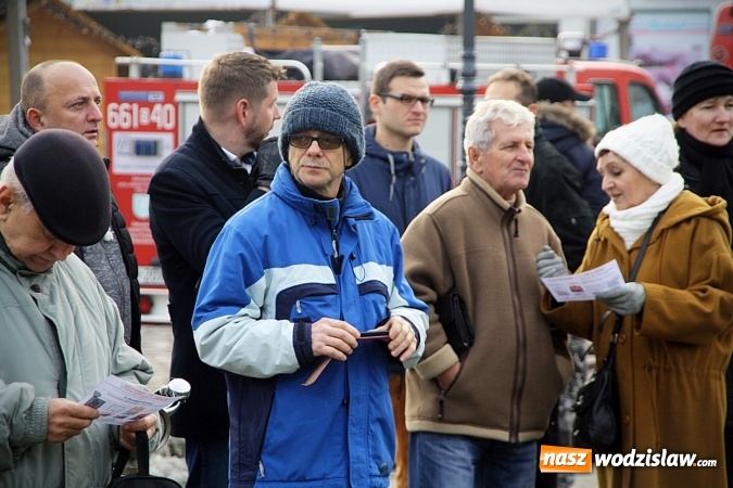 Zdjęcie w galerii na portalu naszwodzislaw.com: Niecodzienny pokaz na wodzisławskim Rynku, czyli jak palić w piecu, aby było tanio i ekologicznie wiadomości z regionu