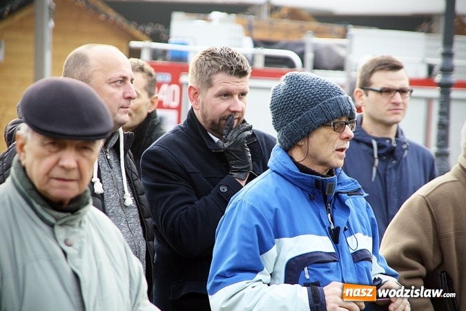 Zdjęcie w galerii na portalu naszwodzislaw.com: Niecodzienny pokaz na wodzisławskim Rynku, czyli jak palić w piecu, aby było tanio i ekologicznie wiadomości z regionu