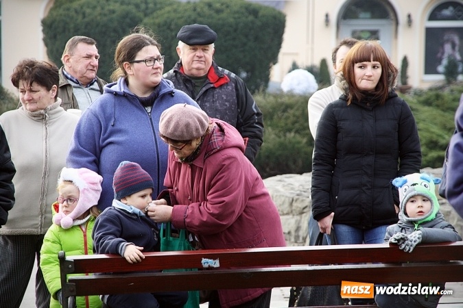 Zdjęcie w galerii na portalu naszwodzislaw.com: Niecodzienny pokaz na wodzisławskim Rynku, czyli jak palić w piecu, aby było tanio i ekologicznie wiadomości z regionu