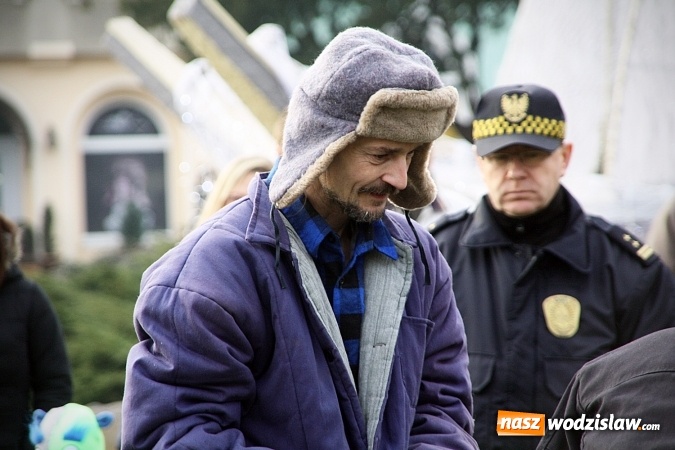 Zdjęcie w galerii na portalu naszwodzislaw.com: Niecodzienny pokaz na wodzisławskim Rynku, czyli jak palić w piecu, aby było tanio i ekologicznie wiadomości z regionu