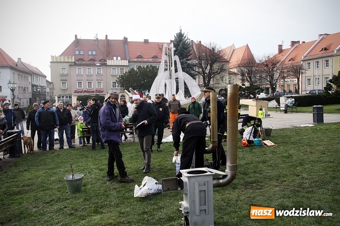Zdjęcie w galerii na portalu naszwodzislaw.com: Niecodzienny pokaz na wodzisławskim Rynku, czyli jak palić w piecu, aby było tanio i ekologicznie wiadomości z regionu
