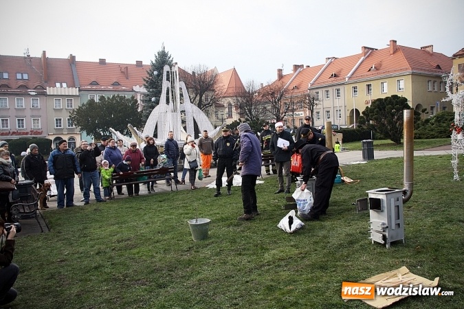 Zdjęcie w galerii na portalu naszwodzislaw.com: Niecodzienny pokaz na wodzisławskim Rynku, czyli jak palić w piecu, aby było tanio i ekologicznie wiadomości z regionu