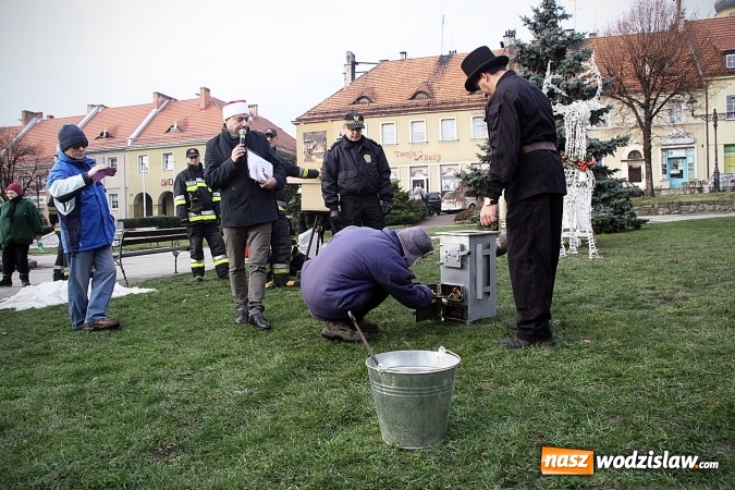 Zdjęcie w galerii na portalu naszwodzislaw.com: Niecodzienny pokaz na wodzisławskim Rynku, czyli jak palić w piecu, aby było tanio i ekologicznie wiadomości z regionu