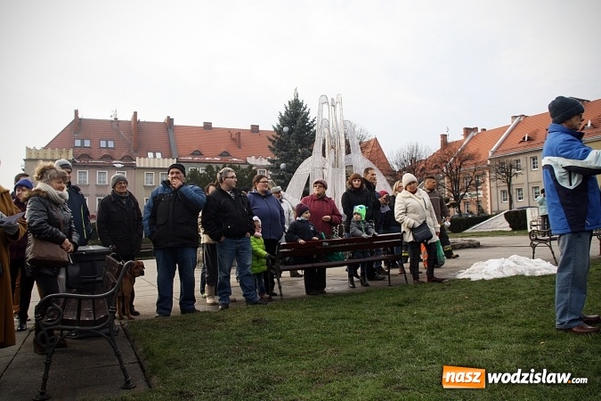 Zdjęcie w galerii na portalu naszwodzislaw.com: Niecodzienny pokaz na wodzisławskim Rynku, czyli jak palić w piecu, aby było tanio i ekologicznie wiadomości z regionu