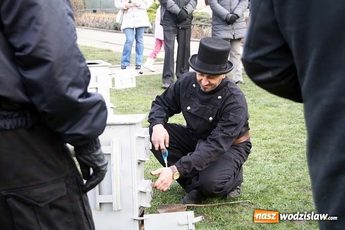 Zdjęcie w galerii na portalu naszwodzislaw.com: Niecodzienny pokaz na wodzisławskim Rynku, czyli jak palić w piecu, aby było tanio i ekologicznie wiadomości z regionu