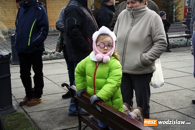 Zdjęcie w galerii na portalu naszwodzislaw.com: Niecodzienny pokaz na wodzisławskim Rynku, czyli jak palić w piecu, aby było tanio i ekologicznie wiadomości z regionu