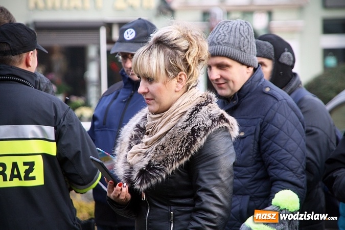 Zdjęcie w galerii na portalu naszwodzislaw.com: Niecodzienny pokaz na wodzisławskim Rynku, czyli jak palić w piecu, aby było tanio i ekologicznie wiadomości z regionu