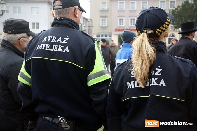 Zdjęcie w galerii na portalu naszwodzislaw.com: Niecodzienny pokaz na wodzisławskim Rynku, czyli jak palić w piecu, aby było tanio i ekologicznie wiadomości z regionu