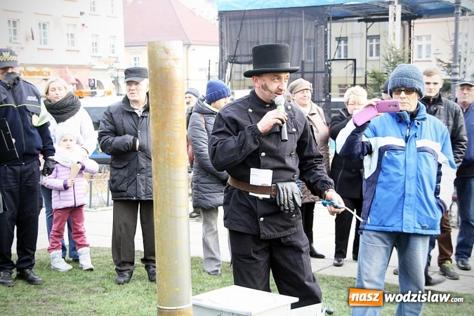 Zdjęcie w galerii na portalu naszwodzislaw.com: Niecodzienny pokaz na wodzisławskim Rynku, czyli jak palić w piecu, aby było tanio i ekologicznie wiadomości z regionu