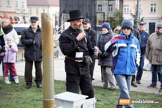 Zdjęcie w galerii na portalu naszwodzislaw.com: Niecodzienny pokaz na wodzisławskim Rynku, czyli jak palić w piecu, aby było tanio i ekologicznie wiadomości z regionu