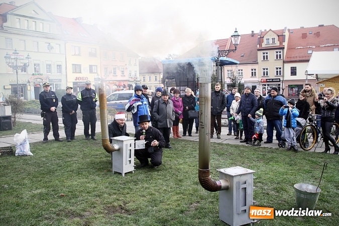 Zdjęcie w galerii na portalu naszwodzislaw.com: Niecodzienny pokaz na wodzisławskim Rynku, czyli jak palić w piecu, aby było tanio i ekologicznie wiadomości z regionu