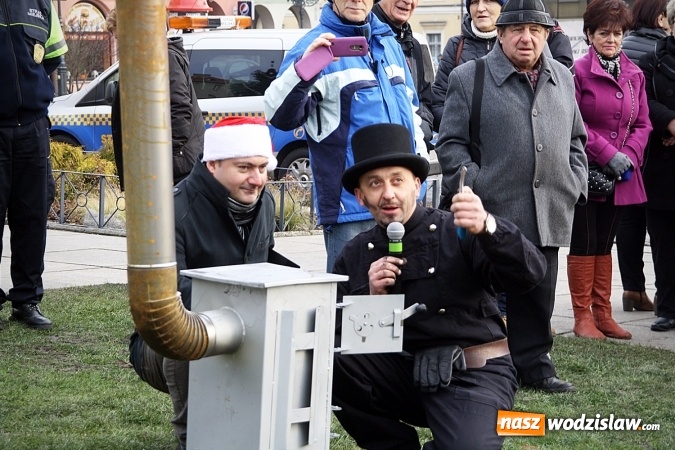 Zdjęcie w galerii na portalu naszwodzislaw.com: Niecodzienny pokaz na wodzisławskim Rynku, czyli jak palić w piecu, aby było tanio i ekologicznie wiadomości z regionu