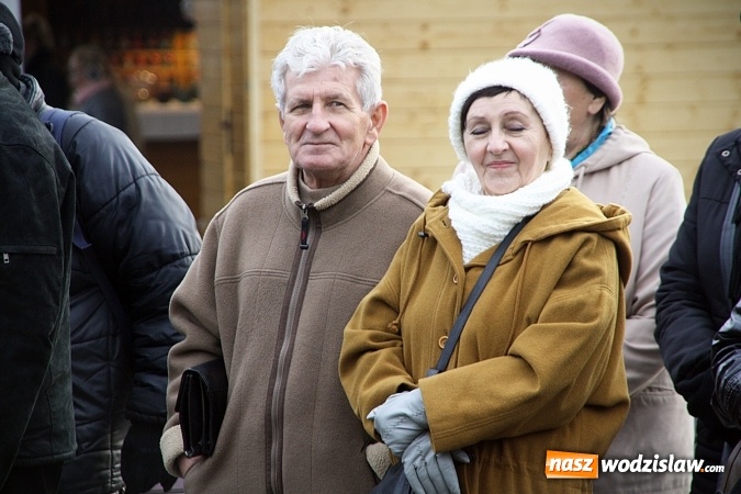 Zdjęcie w galerii na portalu naszwodzislaw.com: Niecodzienny pokaz na wodzisławskim Rynku, czyli jak palić w piecu, aby było tanio i ekologicznie wiadomości z regionu