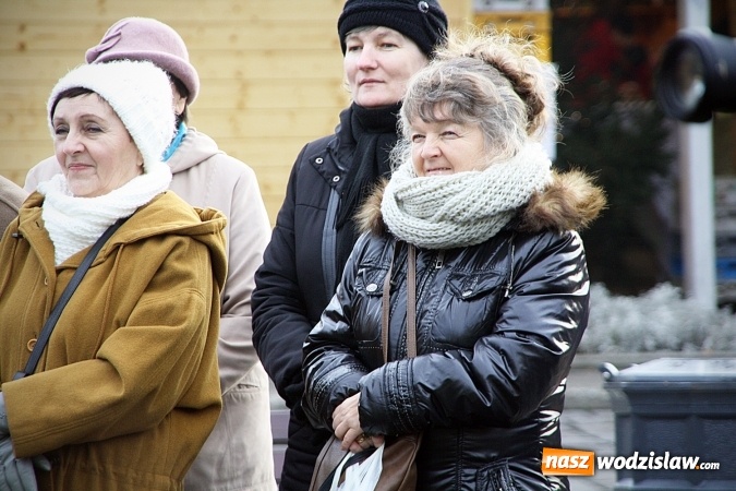Zdjęcie w galerii na portalu naszwodzislaw.com: Niecodzienny pokaz na wodzisławskim Rynku, czyli jak palić w piecu, aby było tanio i ekologicznie wiadomości z regionu