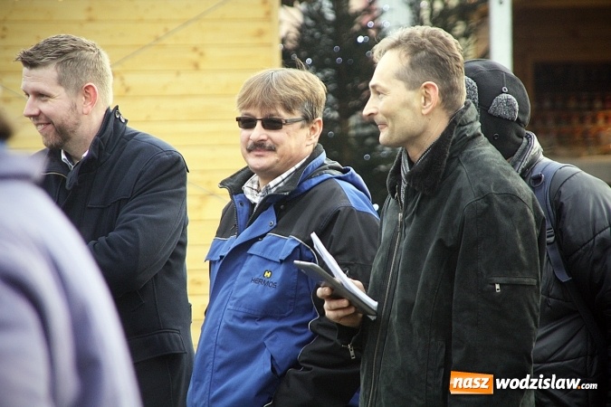 Zdjęcie w galerii na portalu naszwodzislaw.com: Niecodzienny pokaz na wodzisławskim Rynku, czyli jak palić w piecu, aby było tanio i ekologicznie wiadomości z regionu