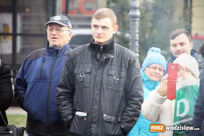 Zdjęcie w galerii na portalu naszwodzislaw.com: Niecodzienny pokaz na wodzisławskim Rynku, czyli jak palić w piecu, aby było tanio i ekologicznie wiadomości z regionu