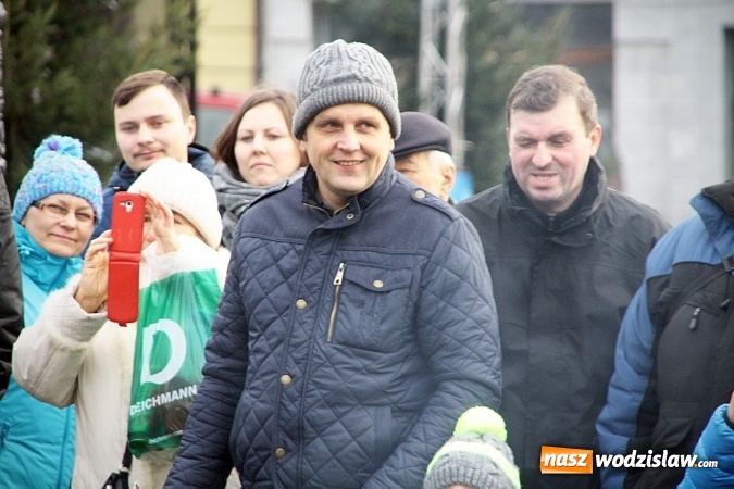 Zdjęcie w galerii na portalu naszwodzislaw.com: Niecodzienny pokaz na wodzisławskim Rynku, czyli jak palić w piecu, aby było tanio i ekologicznie wiadomości z regionu