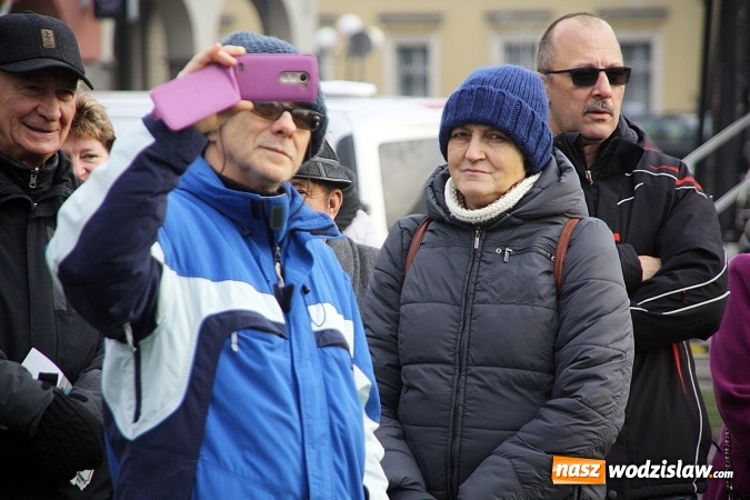 Zdjęcie w galerii na portalu naszwodzislaw.com: Niecodzienny pokaz na wodzisławskim Rynku, czyli jak palić w piecu, aby było tanio i ekologicznie wiadomości z regionu