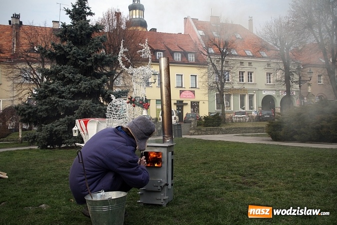 Zdjęcie w galerii na portalu naszwodzislaw.com: Niecodzienny pokaz na wodzisławskim Rynku, czyli jak palić w piecu, aby było tanio i ekologicznie wiadomości z regionu