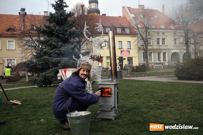 Zdjęcie w galerii na portalu naszwodzislaw.com: Niecodzienny pokaz na wodzisławskim Rynku, czyli jak palić w piecu, aby było tanio i ekologicznie wiadomości z regionu