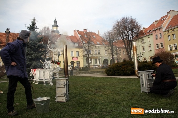 Zdjęcie w galerii na portalu naszwodzislaw.com: Niecodzienny pokaz na wodzisławskim Rynku, czyli jak palić w piecu, aby było tanio i ekologicznie wiadomości z regionu