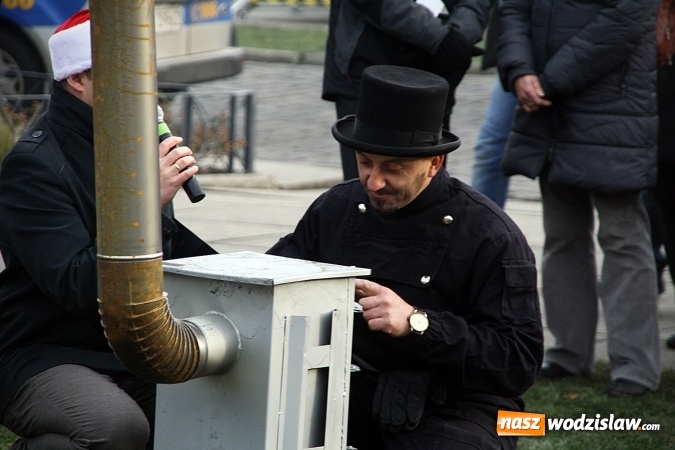 Zdjęcie w galerii na portalu naszwodzislaw.com: Niecodzienny pokaz na wodzisławskim Rynku, czyli jak palić w piecu, aby było tanio i ekologicznie wiadomości z regionu