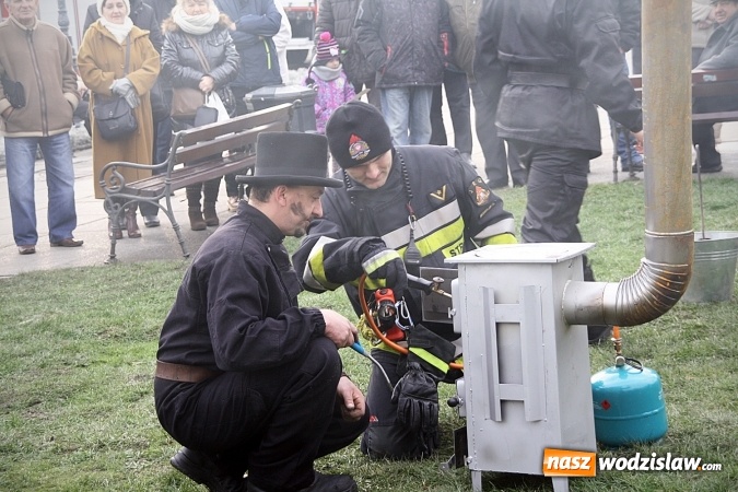 Zdjęcie w galerii na portalu naszwodzislaw.com: Niecodzienny pokaz na wodzisławskim Rynku, czyli jak palić w piecu, aby było tanio i ekologicznie wiadomości z regionu