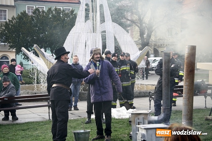 Zdjęcie w galerii na portalu naszwodzislaw.com: Niecodzienny pokaz na wodzisławskim Rynku, czyli jak palić w piecu, aby było tanio i ekologicznie wiadomości z regionu