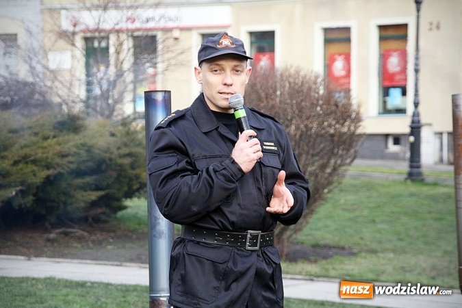 Zdjęcie w galerii na portalu naszwodzislaw.com: Niecodzienny pokaz na wodzisławskim Rynku, czyli jak palić w piecu, aby było tanio i ekologicznie wiadomości z regionu