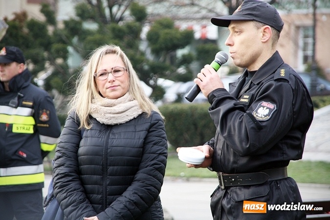 Zdjęcie w galerii na portalu naszwodzislaw.com: Niecodzienny pokaz na wodzisławskim Rynku, czyli jak palić w piecu, aby było tanio i ekologicznie wiadomości z regionu