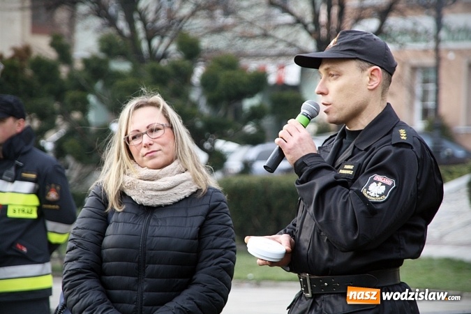 Zdjęcie w galerii na portalu naszwodzislaw.com: Niecodzienny pokaz na wodzisławskim Rynku, czyli jak palić w piecu, aby było tanio i ekologicznie wiadomości z regionu