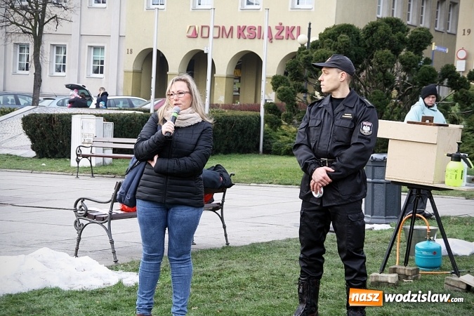 Zdjęcie w galerii na portalu naszwodzislaw.com: Niecodzienny pokaz na wodzisławskim Rynku, czyli jak palić w piecu, aby było tanio i ekologicznie wiadomości z regionu