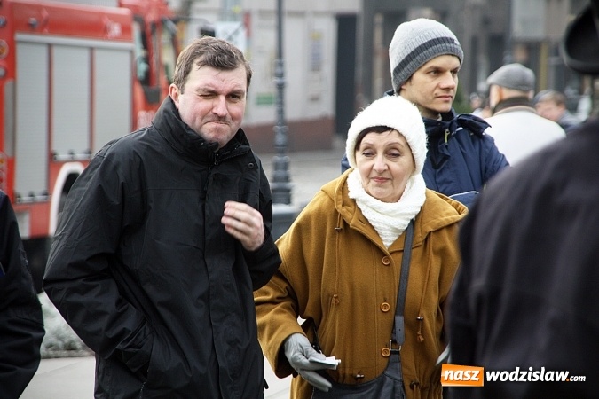 Zdjęcie w galerii na portalu naszwodzislaw.com: Niecodzienny pokaz na wodzisławskim Rynku, czyli jak palić w piecu, aby było tanio i ekologicznie wiadomości z regionu