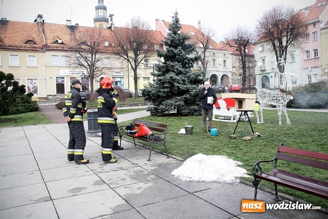 Zdjęcie w galerii na portalu naszwodzislaw.com: Niecodzienny pokaz na wodzisławskim Rynku, czyli jak palić w piecu, aby było tanio i ekologicznie wiadomości z regionu