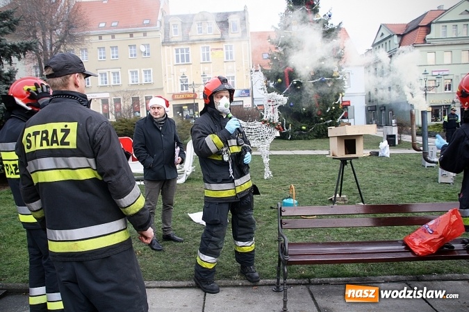 Zdjęcie w galerii na portalu naszwodzislaw.com: Niecodzienny pokaz na wodzisławskim Rynku, czyli jak palić w piecu, aby było tanio i ekologicznie wiadomości z regionu