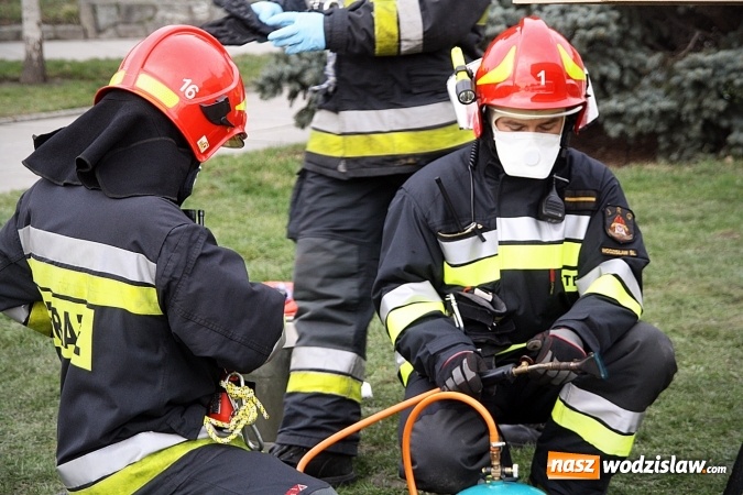 Zdjęcie w galerii na portalu naszwodzislaw.com: Niecodzienny pokaz na wodzisławskim Rynku, czyli jak palić w piecu, aby było tanio i ekologicznie wiadomości z regionu