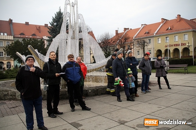 Zdjęcie w galerii na portalu naszwodzislaw.com: Niecodzienny pokaz na wodzisławskim Rynku, czyli jak palić w piecu, aby było tanio i ekologicznie wiadomości z regionu
