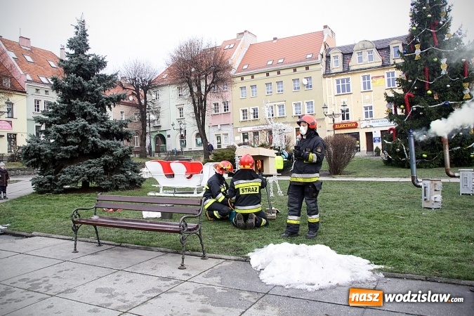 Zdjęcie w galerii na portalu naszwodzislaw.com: Niecodzienny pokaz na wodzisławskim Rynku, czyli jak palić w piecu, aby było tanio i ekologicznie wiadomości z regionu