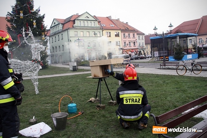 Zdjęcie w galerii na portalu naszwodzislaw.com: Niecodzienny pokaz na wodzisławskim Rynku, czyli jak palić w piecu, aby było tanio i ekologicznie wiadomości z regionu
