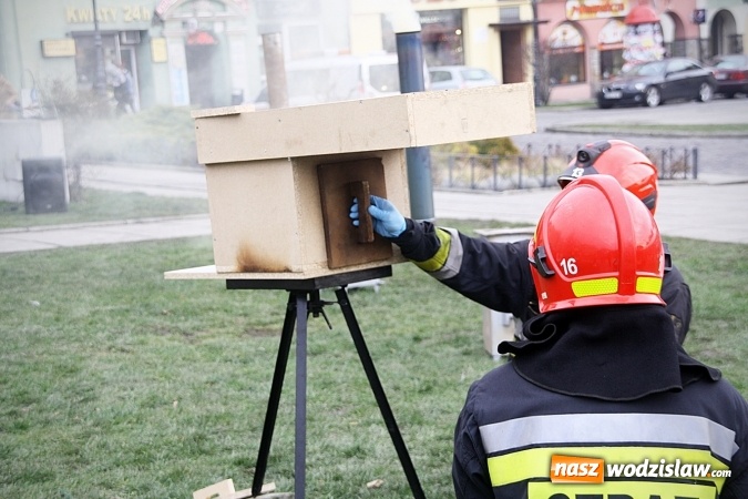 Zdjęcie w galerii na portalu naszwodzislaw.com: Niecodzienny pokaz na wodzisławskim Rynku, czyli jak palić w piecu, aby było tanio i ekologicznie wiadomości z regionu