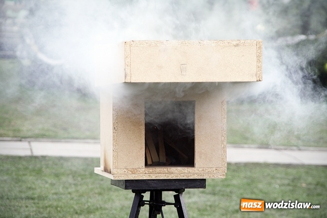 Zdjęcie w galerii na portalu naszwodzislaw.com: Niecodzienny pokaz na wodzisławskim Rynku, czyli jak palić w piecu, aby było tanio i ekologicznie wiadomości z regionu