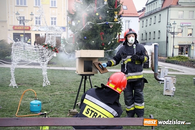 Zdjęcie w galerii na portalu naszwodzislaw.com: Niecodzienny pokaz na wodzisławskim Rynku, czyli jak palić w piecu, aby było tanio i ekologicznie wiadomości z regionu
