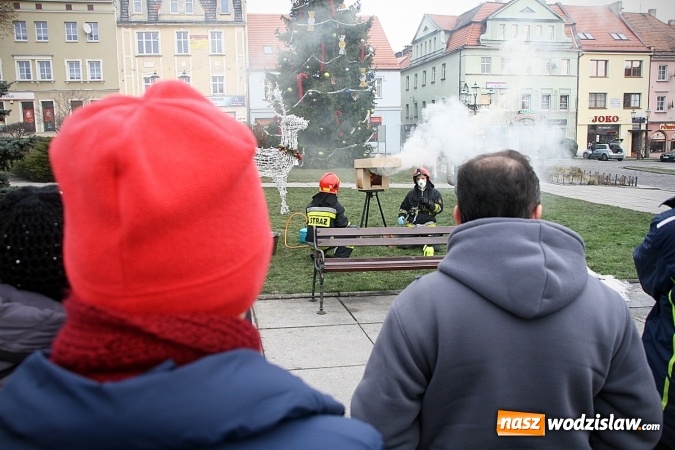 Zdjęcie w galerii na portalu naszwodzislaw.com: Niecodzienny pokaz na wodzisławskim Rynku, czyli jak palić w piecu, aby było tanio i ekologicznie wiadomości z regionu