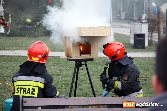 Zdjęcie w galerii na portalu naszwodzislaw.com: Niecodzienny pokaz na wodzisławskim Rynku, czyli jak palić w piecu, aby było tanio i ekologicznie wiadomości z regionu