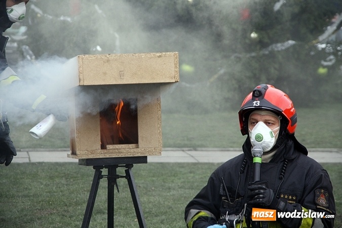 Zdjęcie w galerii na portalu naszwodzislaw.com: Niecodzienny pokaz na wodzisławskim Rynku, czyli jak palić w piecu, aby było tanio i ekologicznie wiadomości z regionu