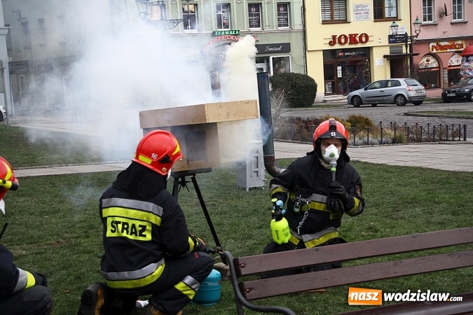 Zdjęcie w galerii na portalu naszwodzislaw.com: Niecodzienny pokaz na wodzisławskim Rynku, czyli jak palić w piecu, aby było tanio i ekologicznie wiadomości z regionu