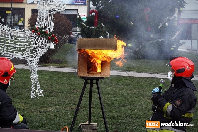 Zdjęcie w galerii na portalu naszwodzislaw.com: Niecodzienny pokaz na wodzisławskim Rynku, czyli jak palić w piecu, aby było tanio i ekologicznie wiadomości z regionu